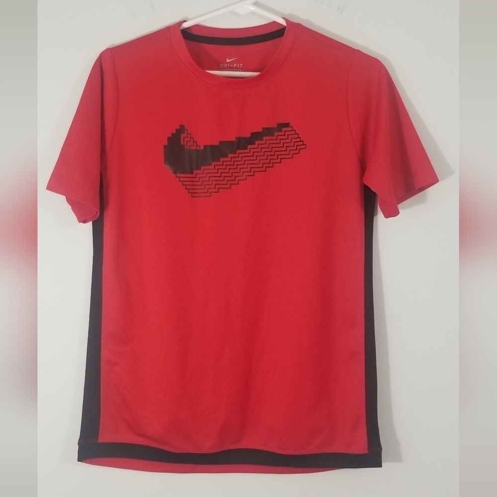 Nike Dri-Fit Standard Fit Athletic Kids Graphic Tee. Size Youth XL.